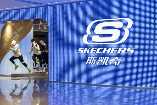 股票配资官网首页 斯凯奇中国市场销售额同比下降16%, 撤回2025财年业绩指引, 贸易战阴影下困境已显
